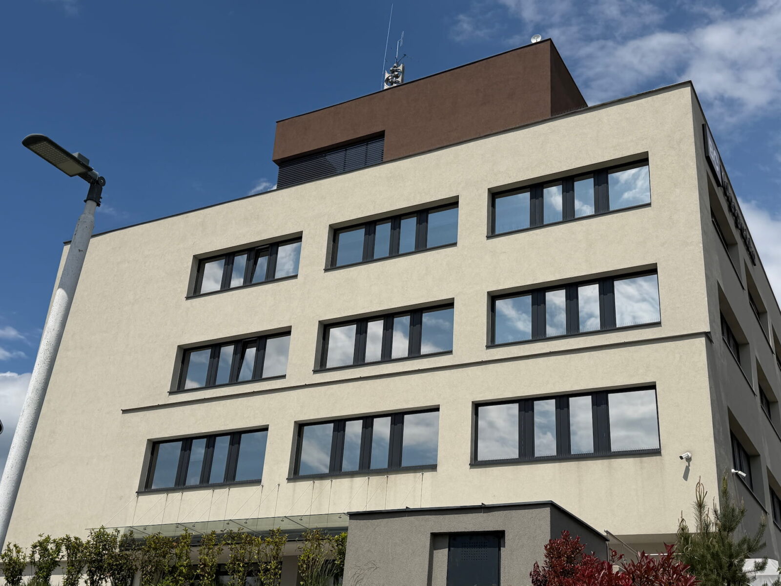 Protislnečné fólie na okná do firmy